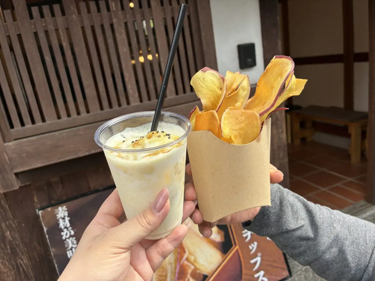 食べ歩き用にカップに入った薄切りのお芋チップスと、氷の入った冷たいさつまいもラテ。