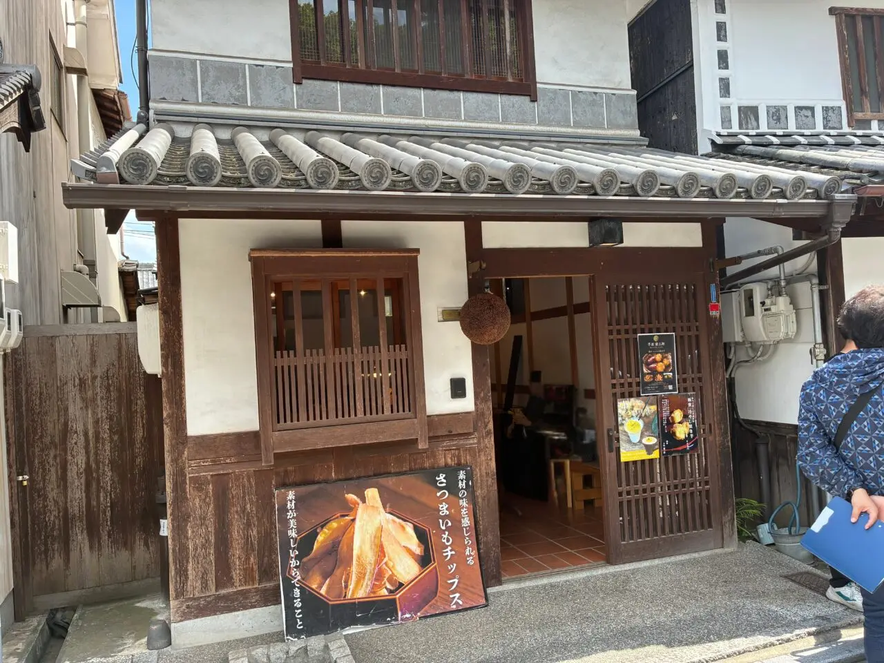 倉敷美観地区の本町通り沿いにある「芋屋 蜜三郎 美観地区店」の店舗外観。白壁の建物に「芋屋 蜜三郎」と書かれた暖簾や看板が見える。