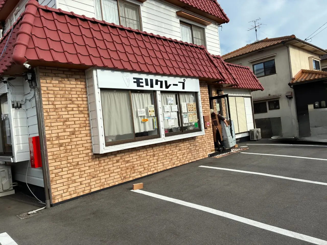 モリクレープの店前駐車場