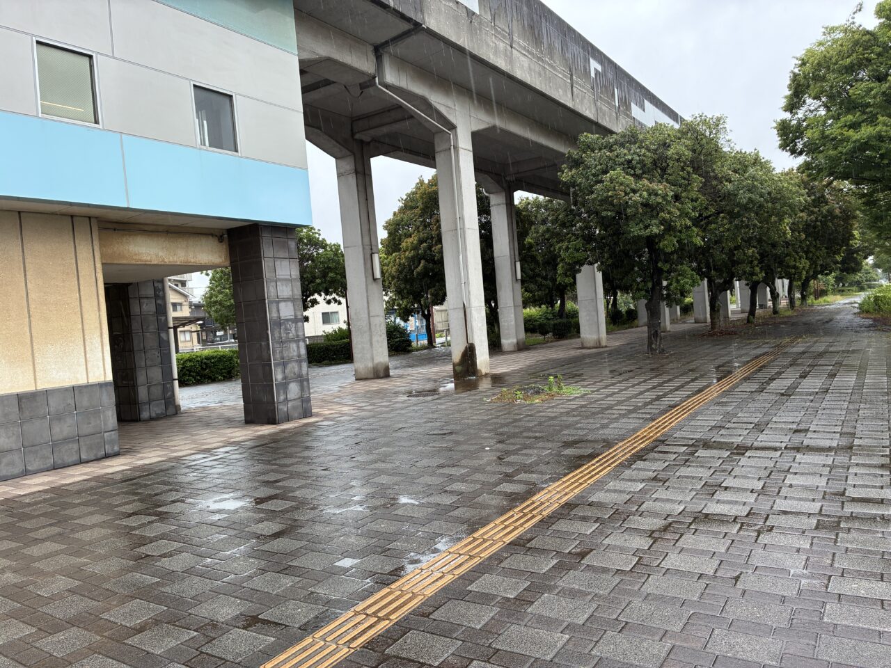 栄駅高架下