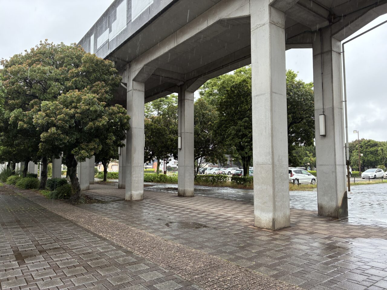栄駅高架下