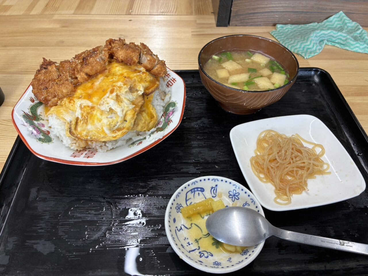 健ちゃん食堂のみそカツとろとろ玉子飯