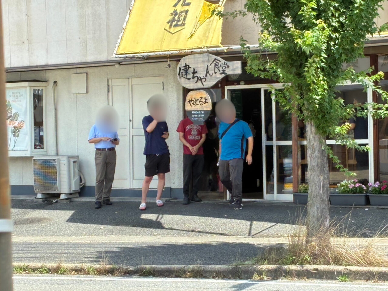 健ちゃん食堂の入り口付近に並ぶお客さん