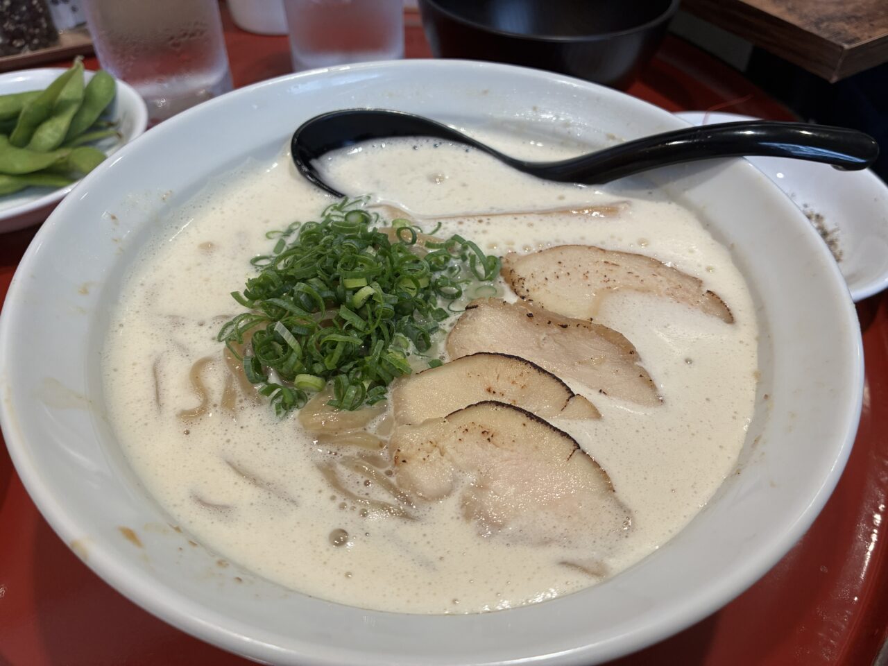 与白の濃厚鶏白湯ラーメン
